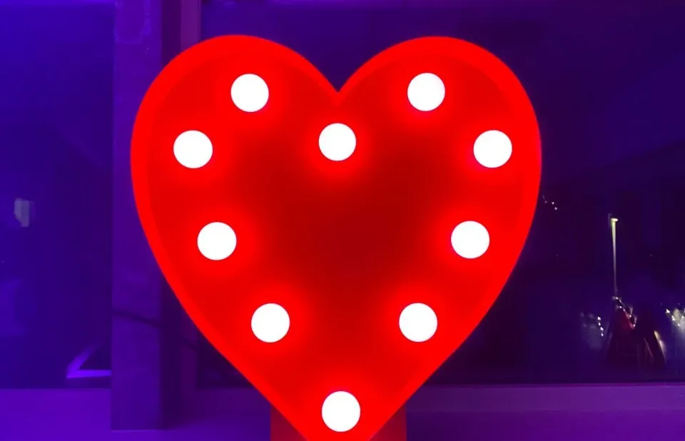 Love letter die licht geeft in de vorm van een rood hart