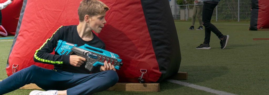 Lasergame_huren_lasergamen_activiteiten Activiteiten huren voor een kinderfeestje zoals lasergame met een jongen die zelf thuis gaat lasergamen