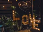 Love letters voor een bruiloft die het woord love spellen buiten
