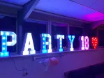 Lichtletters en lichtcijfers in een kamer die je kunt huren