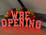 Rode lichtletters met ballonnen voor een feest thuis