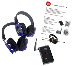 Een silent disco set met koptelefoons en een zender