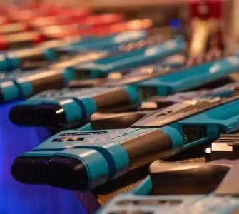 Een aantal lasergame XL pistolen in rood en blauw op een rij