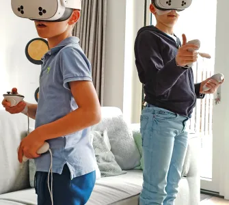 Twee kinderen met een VR-bril die een virtuele wereld ervaren