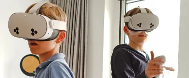 twee kinderen die thuis op een VR-bril spelen