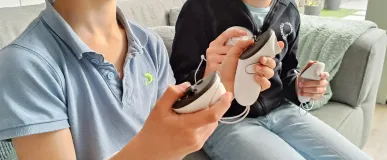Kinderen met VR-brillen op een kinderfeestje