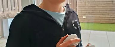 Een kind dat thuis een VR-bril gebruikt