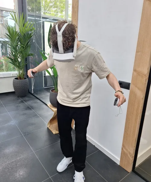 Iemand die in het weekend thuis een VR-bril gebruikt