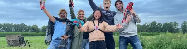 Vijf mensen die een lasergame set met vest hebben gehuurd