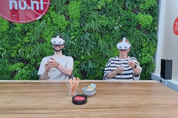 Twee collega's die samen met VR-brillen spelen tijdens teambuilding