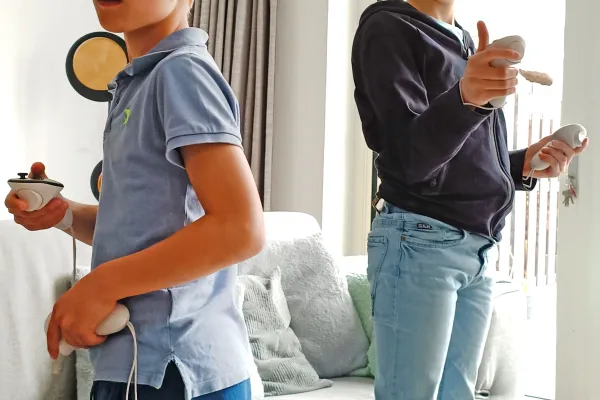 Twee kinderen met een VR-bril die een virtuele wereld ervaren