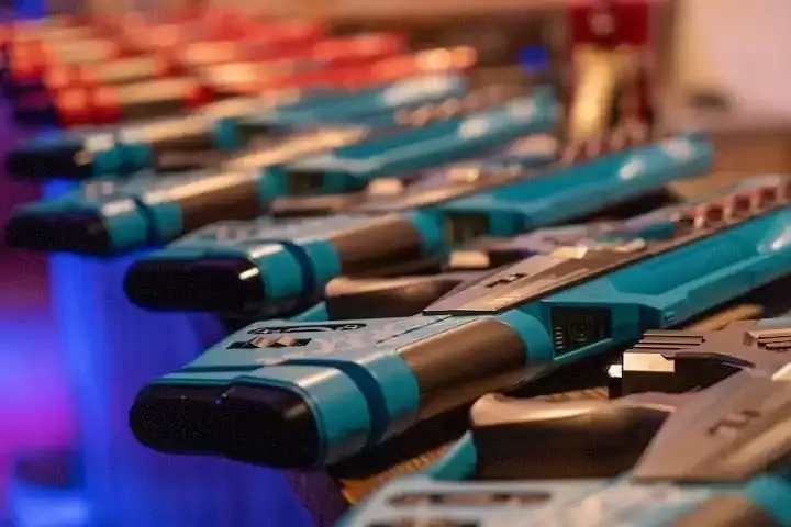 Lasergame XL guns in rood en blauw op een rij