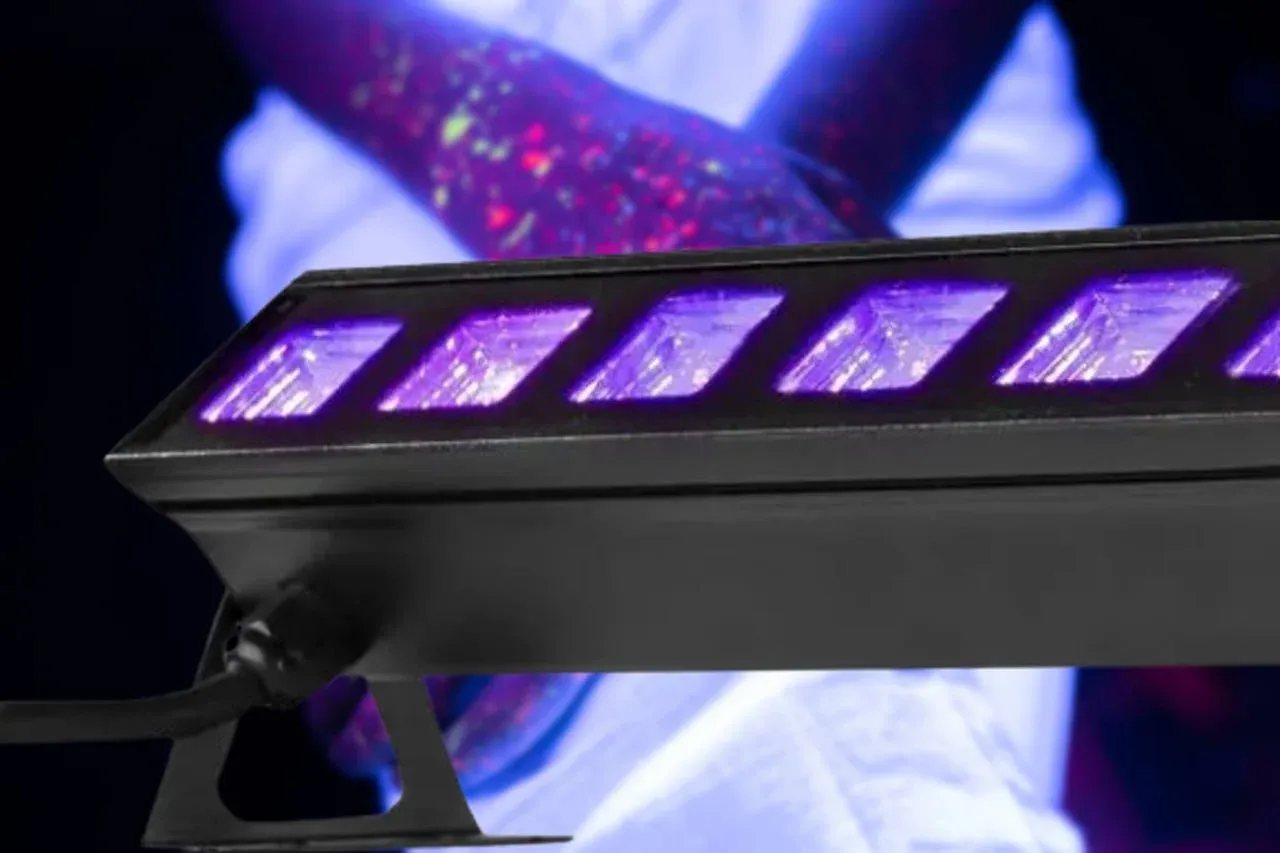 Een blacklight lamp in het paars op een feest