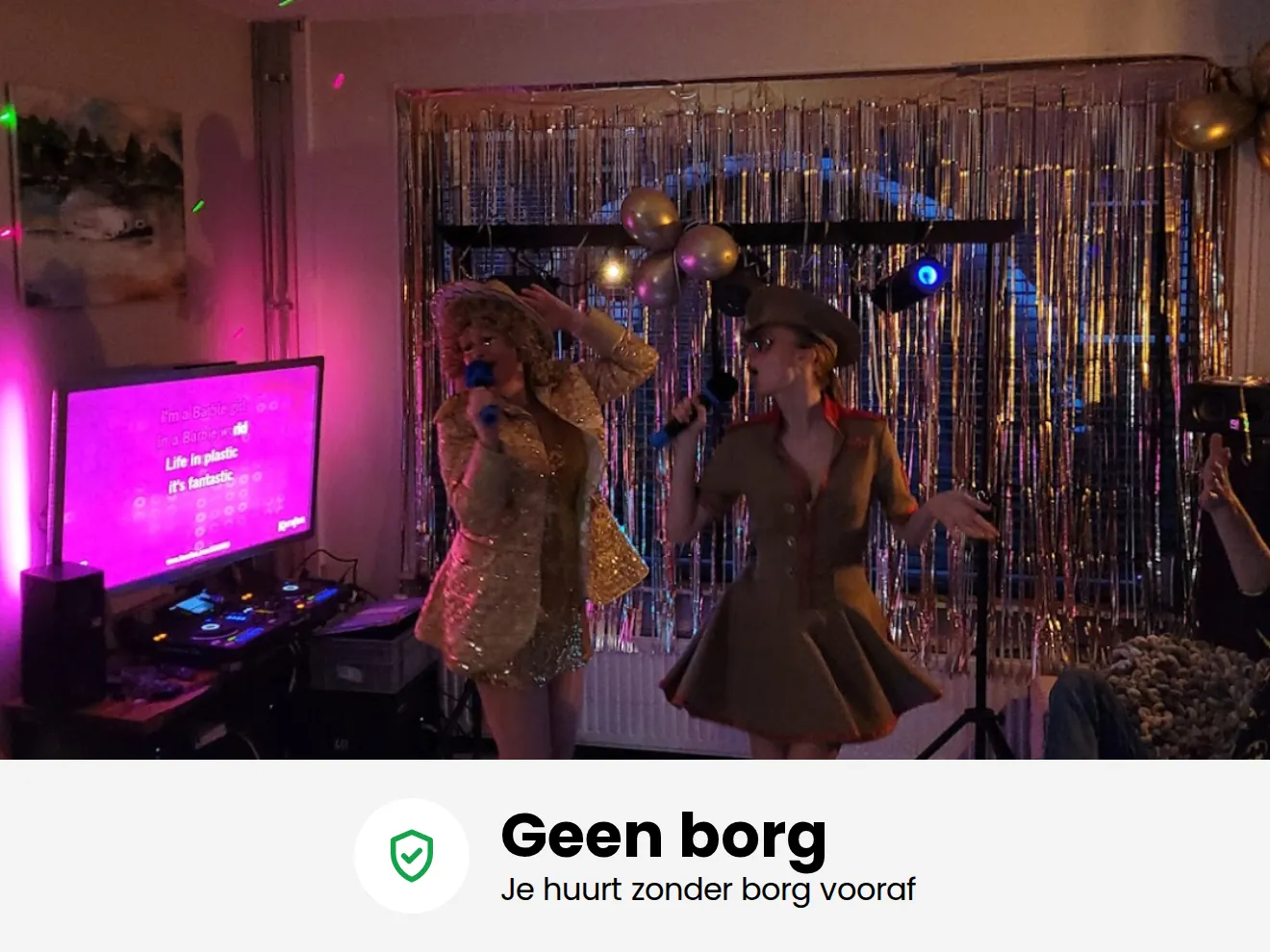 Twee vriendinnen huren een karaoke set en zingen met tekst op tv