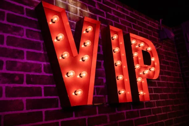 Vip neon licht letters rood