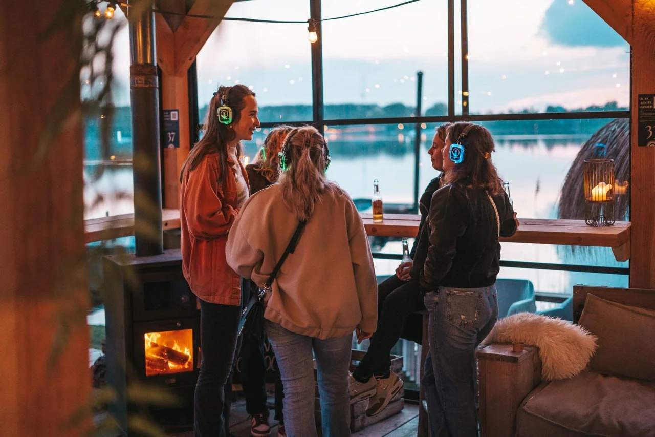 Vier vrouwen met silent disco koptelefoons